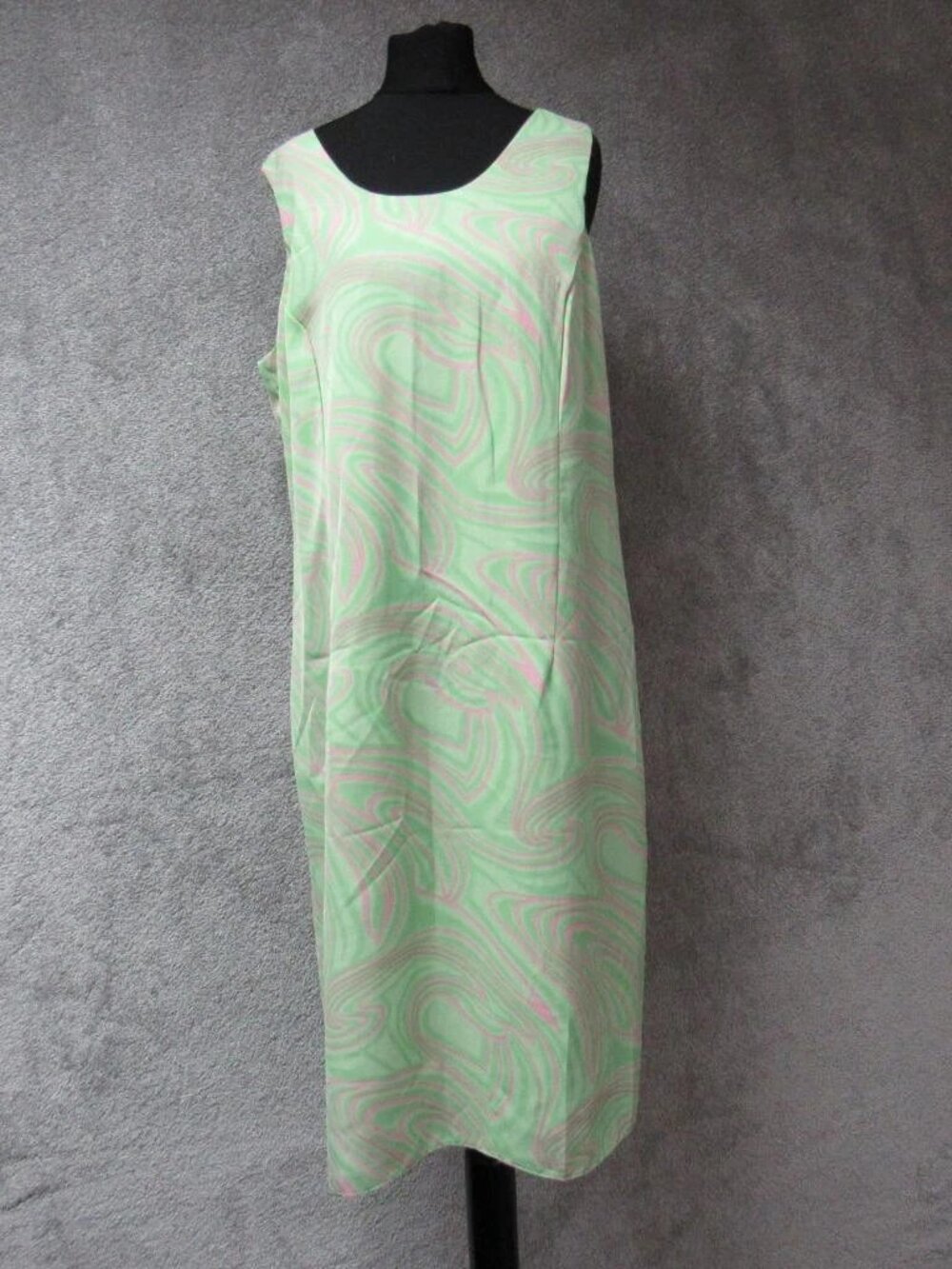 Women's clothing with a retro style from the 1990s featuring a triangular neckli